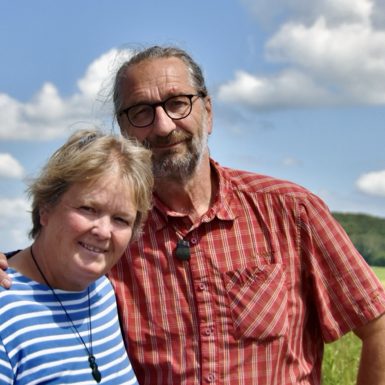 Blick vom Baugrundstück mit Texthinweis „Wir machen mit“.